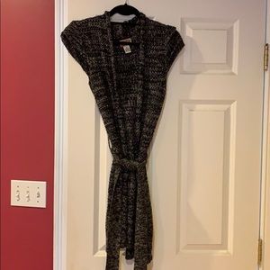 Short sleeve kind sweater shrug with belt